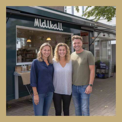 Afbeelding van twee dames en een man die voor een winkel staan, symboliserend lokale winkel eigenaren voor het artikel over lokaal vindbaar zijn.